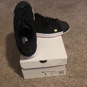 Black men’s size 8, women’s 9. Super Star Pure Adidas.